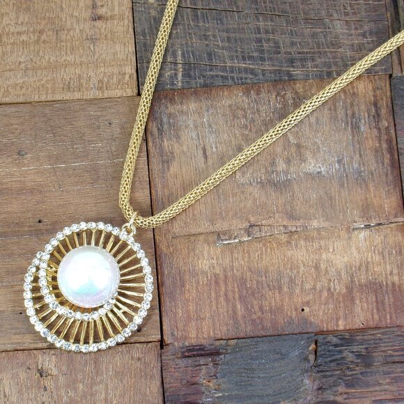 Pearl and crystal gold swirl pendant necklace with large white pearl - Picture 5 of 8